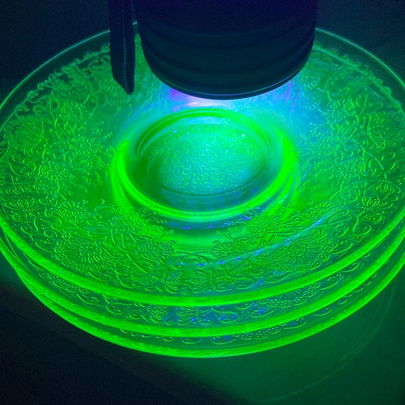 Vintage Depression glass uranium set 6 plates one dish